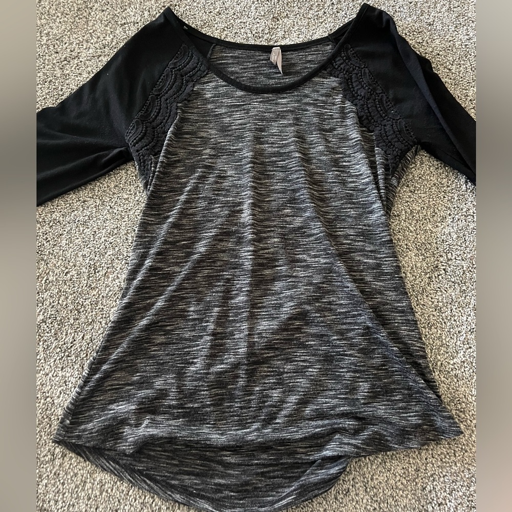 NWOT Women’s vanity top black and grey 3/4 length sleeves